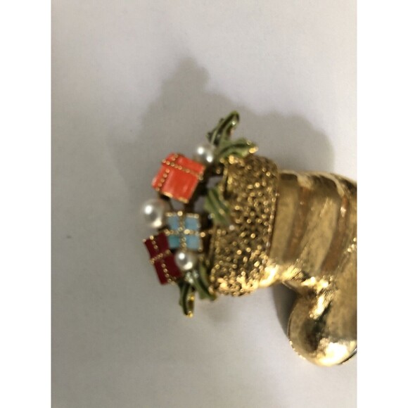 VTG MIDCENTURY SIGNED "ART" SANTA  BOOT WITH PRESENTS GOLD TONE PIN OR BROOCH - Picture 2 of 6
